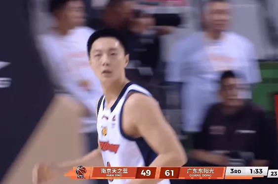 开云体育直播-胡明轩第4次三分出手终于投进，广东全队三分22中6仅27.3%