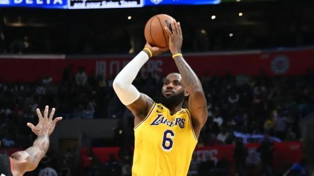 开云体育APP-詹姆斯半场耻辱表现 湖人德比告负丧失前六主动权