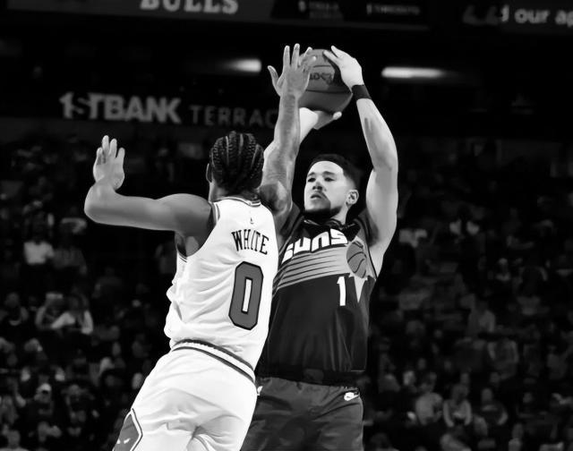 开云APP-从数据刷子到冲击MVP！26岁布克终成太阳真领袖