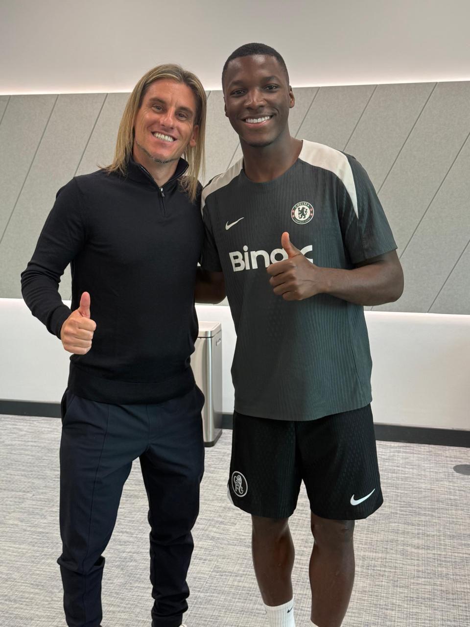 开云真人-厄瓜多尔主帅贝卡切切现场观战切尔西，并与凯塞多合影