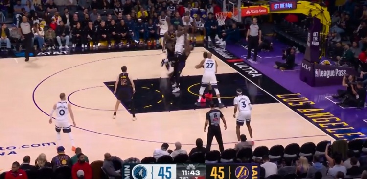 开云APP-攻防发力！斯玛特造成爱德华兹进攻犯规 东契奇上篮率队反超