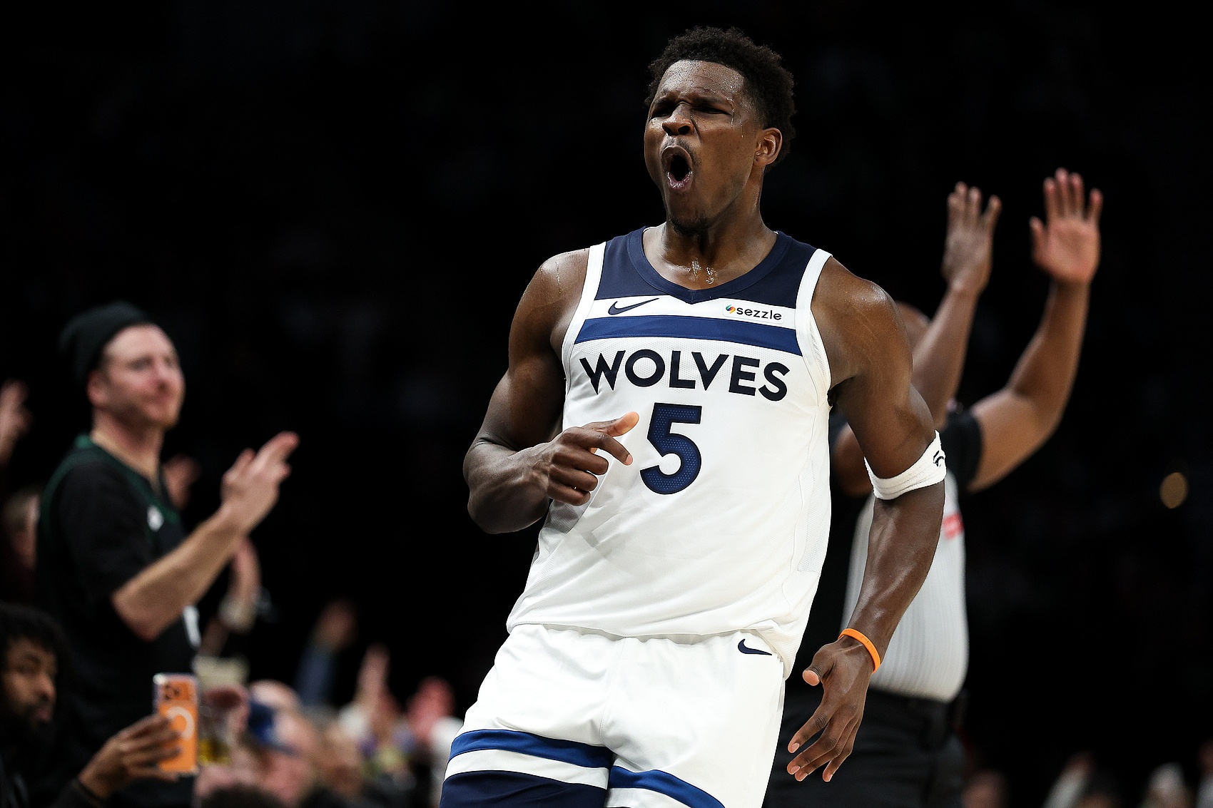 没人能对得上！爱德华兹22中13狂轰42分8板5助 罚球12中12